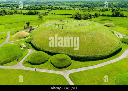 Vue aérienne de Knowth, le monument antique le plus grand et le plus remarquable d'Irlande. Tombes de passage préhistoriques spectaculaires, partie du patrimoine mondial Banque D'Images