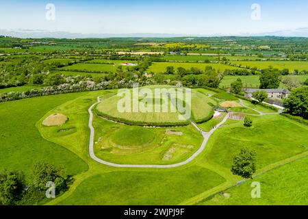 Vue aérienne de Knowth, le monument antique le plus grand et le plus remarquable d'Irlande. Tombes de passage préhistoriques spectaculaires, partie du patrimoine mondial Banque D'Images