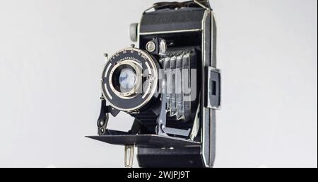 Ancien boîtier noir-chrome de caméra, sur fond blanc. Vieux film ci-dessous caméra Banque D'Images