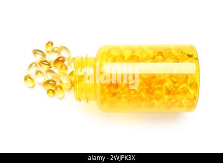 Bouteille avec capsules d'huile de poisson isolé sur fond blanc Banque D'Images