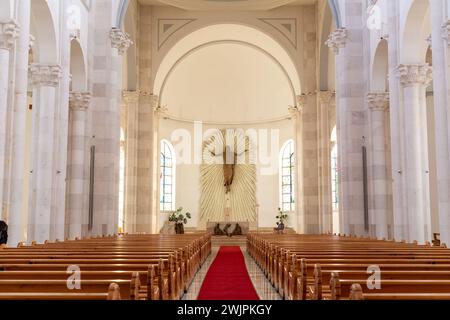 Pristina, Kosovo - 5 février 2024 : vue intérieure de la cathédrale Sainte-mère-Teresa, une cathédrale catholique romaine à Pristina, Kosovo. Banque D'Images