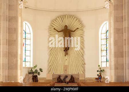 Pristina, Kosovo - 5 février 2024 : vue intérieure de la cathédrale Sainte-mère-Teresa, une cathédrale catholique romaine à Pristina, Kosovo. Banque D'Images