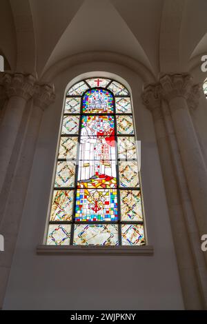 Pristina, Kosovo - 5 février 2024 : vue intérieure de la cathédrale Sainte-mère-Teresa, une cathédrale catholique romaine à Pristina, Kosovo. Banque D'Images