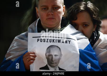 16 février 2024, Cracovie, Pologne : les gens tiennent des banderoles lors d'une veillée pour Alexiei Navalny devant le consulat général de Russie à Cracovie, Pologne le 16 février 2024. Navalny, 47 ans, homme politique de l’opposition russe, est mort ce matin dans la prison russe à environ 40 miles au nord du cercle polaire arctique, où il avait été condamné à 19 ans de prison. (Crédit image : © Beata Zawrzel/ZUMA Press Wire) USAGE ÉDITORIAL SEULEMENT! Non destiné à UN USAGE commercial ! Banque D'Images