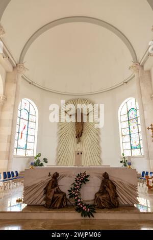 Pristina, Kosovo - 5 février 2024 : vue intérieure de la cathédrale Sainte-mère-Teresa, une cathédrale catholique romaine à Pristina, Kosovo. Banque D'Images