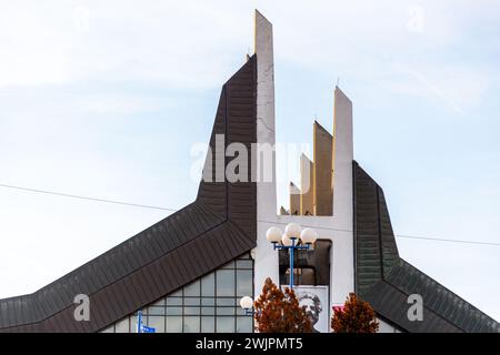 Pristina, Kosovo - 5 février 2024 : Palais de la Jeunesse et des Sports, anciennement nommé Boro et Ramiz est une salle polyvalente située à Pristina, au Kosovo. Banque D'Images