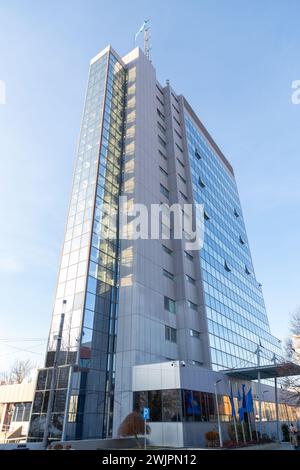 Pristina, Kosovo - 5 février 2024 : la place Skanderbeg est une place centrale de Pristina, la capitale du Kosovo. Banque D'Images