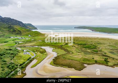 Vue aérienne de la péninsule de Loughros et du coin de la baie de Loughros Beg asséché dans les environs de la cascade d'Assaranca, Irlande Banque D'Images