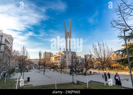 Pristina, Kosovo - 5 février 2024 : le Monumnet de l'unité et de la Fraternité situé sur la place Adem Jashari à Pristina, la capitale du Kosovo. Banque D'Images