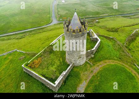 Vue aérienne du château de Doonagore, tour ronde du XVIe siècle avec une petite enceinte murée située près du village côtier de Doolin dans le comté de CLA Banque D'Images