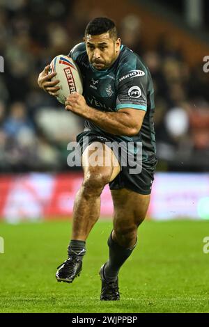 SEB Ikahihifo de Huddersfield Giants fait une pause lors du match de la Betfred Super League Round 1 Leigh Leopards vs Huddersfield Giants au Leigh Sports Village, Leigh, Royaume-Uni, 16 février 2024 (photo de Craig Thomas/News images) Banque D'Images