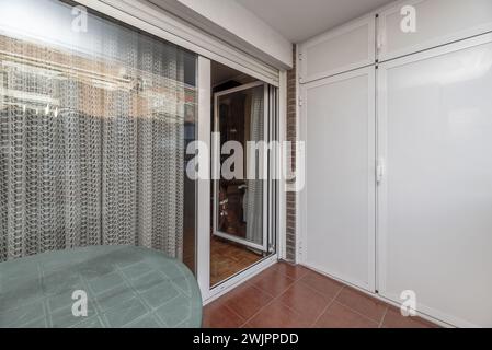 Coin d'une petite terrasse ouverte avec grande armoire en aluminium blanc avec mezzanines Banque D'Images