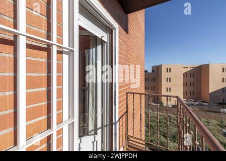 Une petite terrasse ouverte avec une balustrade métallique et vue sur un champ ouvert Banque D'Images