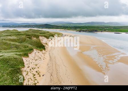 Five Finger Strand, l'une des plages les plus célèbres d'Inishowen connue pour son sable immaculé et sa côte rocheuse environnante avec certaines des plus hautes s. Banque D'Images