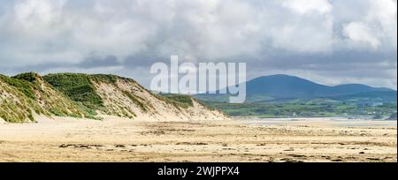 Five Finger Strand, l'une des plages les plus célèbres d'Inishowen connue pour son sable immaculé et sa côte rocheuse environnante avec certaines des plus hautes s. Banque D'Images