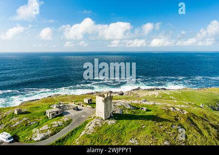 Vue aérienne de la couronne de Banba, joyau emblématique de Malin Head, point le plus au nord de l'Irlande, célèbre Wild Atlantic Way, spectaculaire route côtière. Merveilles de Banque D'Images