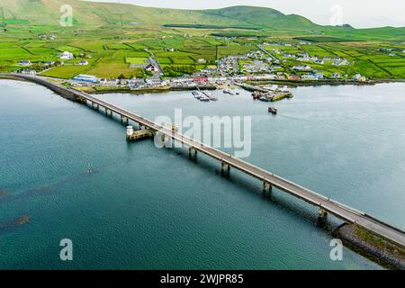 Vue aérienne du pont commémoratif Maurice O'Neill, un pont reliant la ville de Portmagee et l'île de Valentia, comté de Kerry, Irlande. Banque D'Images