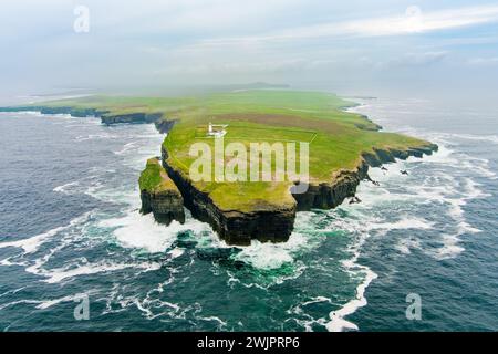 Vue aérienne du phare de Loop Head, situé au sud-est de Kilkee, dans le nord de la péninsule de Dingle, sur les falaises de Loop Head dans le comté de Clare, I Banque D'Images