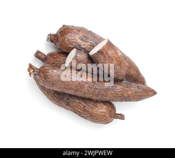 Racines de manioc entières et coupées isolées sur blanc, vue de dessus Banque D'Images