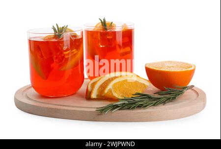 Cocktail Spritz Aperol en verres, tranches d'orange et romarin isolé sur blanc Banque D'Images