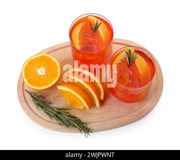 Cocktail Spritz Aperol en verres, tranches d'orange et romarin isolé sur blanc Banque D'Images