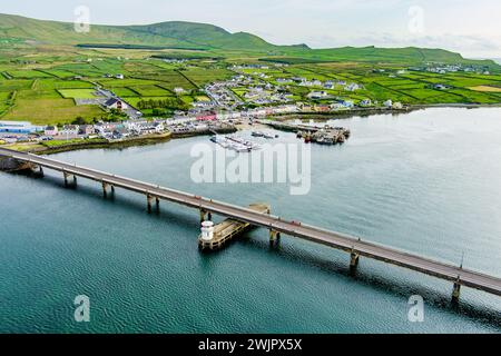 Vue aérienne du pont commémoratif Maurice O'Neill, un pont reliant la ville de Portmagee et l'île de Valentia, comté de Kerry, Irlande. Banque D'Images