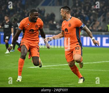 Milan, Italie. 16 février 2024. Lautaro Martinez (R) de l'Inter Milan célèbre son but avec son coéquipier Marcus Thuram lors d'un match de Serie A entre l'Inter Milan et Salernitana à Milan, Italie, le 16 février 2024. Crédit : Alberto Lingria/Xinhua/Alamy Live News Banque D'Images