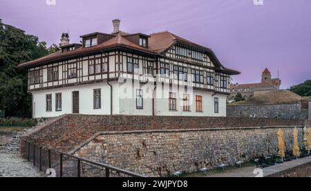 Grande maison de tradition balkanique à l'intérieur du parc public Kalemegdan au coucher du soleil dans la vieille ville de Belgrade, Serbie. Banque D'Images