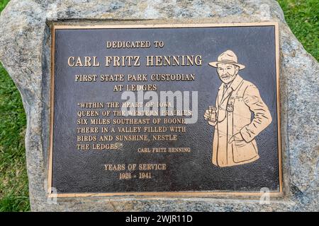 Placque de bronze commémorant Carl Fritz Henning, dans son abri homonyme construit par le CCC pendant la Grande dépression dans le parc d'État de Ledges près de Boone, Banque D'Images