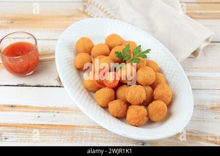 Croquettes de pommes de terre faites maison ou pompons de pommes de terre en boule avec sauce rouge Banque D'Images