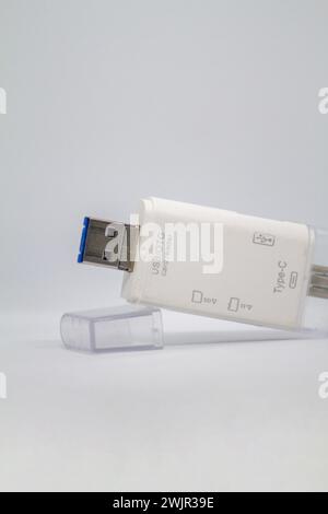 Adaptateur mémoire avec entrées multiples, adaptable à USB 3,0, OTG et USB type C. adaptateur pour usb, micro sd et sd Banque D'Images