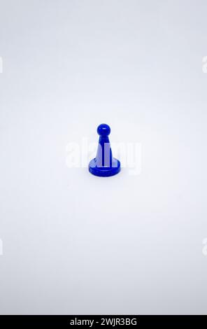 figurine d'échecs bleue sur fond blanc Banque D'Images