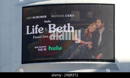 Los Angeles, Californie, USA 15 février 2024 Life & Beth Billboard avec Amy Schumer et Michael Cera le 15 février 2024 à Los Angeles, Californie, USA. Photo de Barry King/Alamy Stock photo Banque D'Images