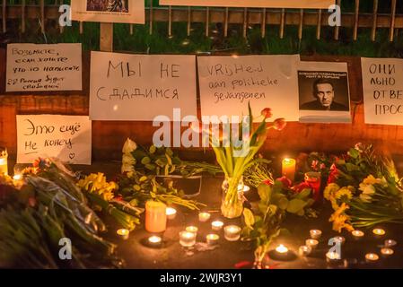 Les personnes en deuil placent des hommages floraux et des messages devant l'ambassade de Russie à la Haye. Le critique vociférant du président Vladimir Poutine, Alexei Navalny, purgeait une peine de 19 ans de prison pour des accusations considérées comme ayant des motivations politiques. Les autorités pénitentiaires ont déclaré que Navalny s’était « senti mal » après une promenade d’exercices vendredi. il a été vu pour la dernière fois apparaissant de bonne humeur sur un lien vidéo de cour il y a un jour. Leonid Volkov, le proche assistant de Navalny, écrit sur X : « les autorités russes publient une confession selon laquelle elles ont tué Alexei Navalny en prison. Nous n'avons aucun moyen de le confirmer ou de prouver que ce n'est pas vrai." Surnommé « Polar Banque D'Images