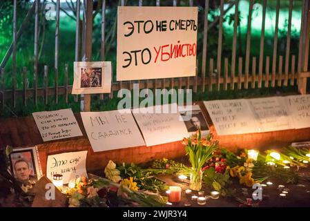 Les personnes en deuil placent des hommages floraux et des messages devant l'ambassade de Russie à la Haye. Le critique vociférant du président Vladimir Poutine, Alexei Navalny, purgeait une peine de 19 ans de prison pour des accusations considérées comme ayant des motivations politiques. Les autorités pénitentiaires ont déclaré que Navalny s’était « senti mal » après une promenade d’exercices vendredi. il a été vu pour la dernière fois apparaissant de bonne humeur sur un lien vidéo de cour il y a un jour. Leonid Volkov, le proche assistant de Navalny, écrit sur X : « les autorités russes publient une confession selon laquelle elles ont tué Alexei Navalny en prison. Nous n'avons aucun moyen de le confirmer ou de prouver que ce n'est pas vrai." Surnommé « Polar Banque D'Images