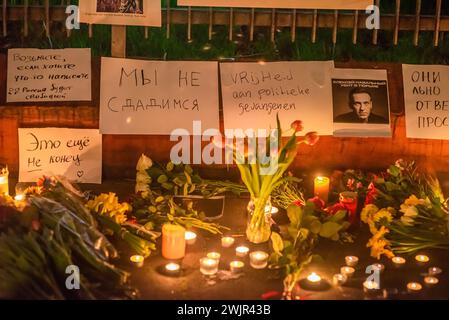 Les personnes en deuil placent des hommages floraux et des messages devant l'ambassade de Russie à la Haye. Le critique vociférant du président Vladimir Poutine, Alexei Navalny, purgeait une peine de 19 ans de prison pour des accusations considérées comme ayant des motivations politiques. Les autorités pénitentiaires ont déclaré que Navalny s’était « senti mal » après une promenade d’exercices vendredi. il a été vu pour la dernière fois apparaissant de bonne humeur sur un lien vidéo de cour il y a un jour. Leonid Volkov, le proche assistant de Navalny, écrit sur X : « les autorités russes publient une confession selon laquelle elles ont tué Alexei Navalny en prison. Nous n'avons aucun moyen de le confirmer ou de prouver que ce n'est pas vrai." Surnommé « Polar Banque D'Images