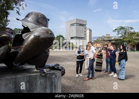 Medellin, Colombie. 17 février 2024. L'ambassadeur du Royaume-Uni en Colombie, George Hodgson, effectue une visite guidée de la ville de Medellin par les signataires de l'acord de paix de 2016 entre le gouvernement colombien et les anciens membres de la guérilla des FARC-EP, le 16 février 2024. Photo par : Juan Jose Patino/long Visual Press crédit : long Visual Press/Alamy Live News Banque D'Images