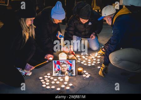 Chicago, États-Unis. 16 février 2024. Les personnes en deuil allument des bougies pour honorer la mort d'Alexei Navalny dans un mémorial dans le centre-ville de Chicago. Crédit : JankPhoto.com/Alamy Live News. Banque D'Images