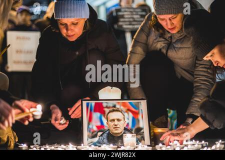 Chicago, États-Unis. 16 février 2024. Les personnes en deuil allument des bougies pour honorer la mort d'Alexei Navalny dans un mémorial dans le centre-ville de Chicago. Crédit : JankPhoto.com/Alamy Live News. Banque D'Images