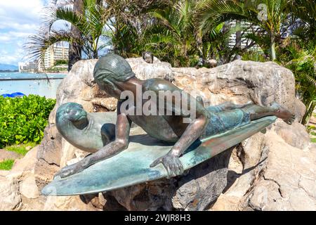 Sculpture de surf 'Makua et Kila', plage de Kūhiō, Waikiki, Honolulu, Oahu, Hawaï, États-Unis d'Amérique Banque D'Images