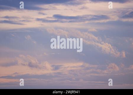 Ciel à l'aube, fond bleu naturel avec cirrus et cumulus nuages Banque D'Images