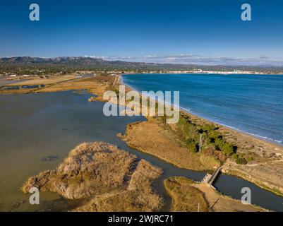 Vue aérienne de la zone humide de Bassa de les Olles en hiver, au nord du delta de l'Èbre (Tarragone, Catalogne, Espagne) ESP : Vista aérea humedal Delta del Ebro Banque D'Images