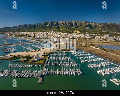 Vue aérienne de la ville de la Ràpita et de son port au premier plan. En arrière-plan, la chaîne de montagnes Montsià (Tarragone, Catalogne, Espagne) Banque D'Images