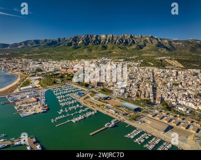 Vue aérienne de la ville de la Ràpita et de son port au premier plan. En arrière-plan, la chaîne de montagnes Montsià (Tarragone, Catalogne, Espagne) Banque D'Images