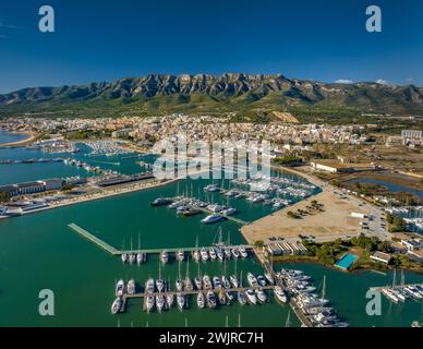 Vue aérienne de la ville de la Ràpita et de son port au premier plan. En arrière-plan, la chaîne de montagnes Montsià (Tarragone, Catalogne, Espagne) Banque D'Images