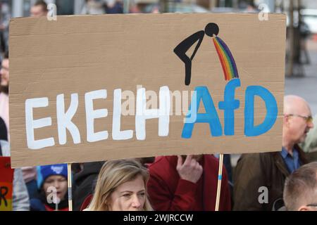 Démonstration unter dem motto ãNie wieder ist jetzt C für Demokratie, gegen FaschismusÓ- Kundgebung gegen die AFD und Rechtsextremismus - Deutschland, GER, DEU Allemagne, Gotha, 10.02.2024 - Gotha : Das ãBündnis gegen Rechts. Gotha ist BUNT e. v.Ó ruft zu einer démonstration unter dem motto ãNie wieder ist jetzt C für Demokratie, gegen FaschismusÒ auf. Die Demonstration beginnt um 12 Uhr in Gotha-West auf dem Coburger Platz mit einer Auftaktkundgebung und bewegt sich über die Humboldtstraße, Bürgeraue und die Jüdenstraße zum Oberen Hauptmarkt, WO es eine weitere Kundgebung gibt. Hauptauslöser der Banque D'Images