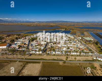 Vue aérienne de la ville de Poblenou del Delta entourée de rizières dans le delta de l'Èbre (Montsià, Tarragone, Catalogne, Espagne) Banque D'Images