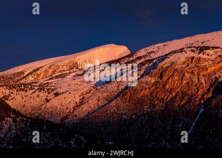 Cadí face sud au lever du soleil, après une chute de neige hivernale, vue depuis le point de vue du Mirador de Gresolet (province de Barcelone, Catalogne, Espagne, Pyrénées) Banque D'Images