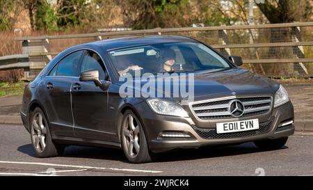 Milton Keynes, UK-Feb 16th 2024 : 2011 MERCEDES-BENZ CLS350 voiture conduisant sur une route anglaise Banque D'Images