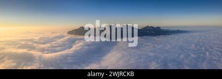 Vue aérienne de Montserrat au lever du soleil avec brouillard et mer de nuages (Bages, Barcelone, Catalogne, Espagne) ESP : Vista aérea de Montserrat, España Banque D'Images